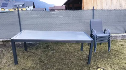 Gartentisch mit neuwertigen Stühlen