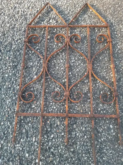 2 Stk. alte Fenstergitter