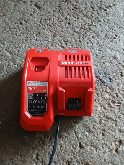 Milwaukee Ladegerät