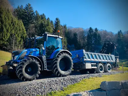 Fendt 516 mit Kipper und Kran