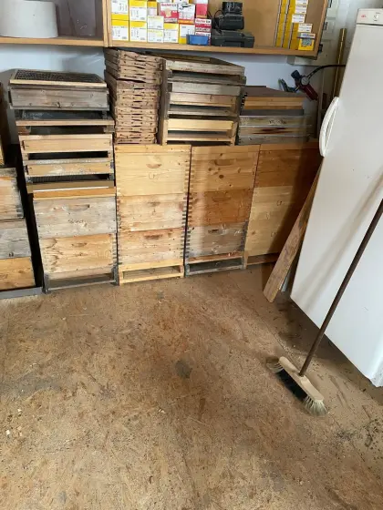 4 Bienenbeuten Zander mit Rähmchen