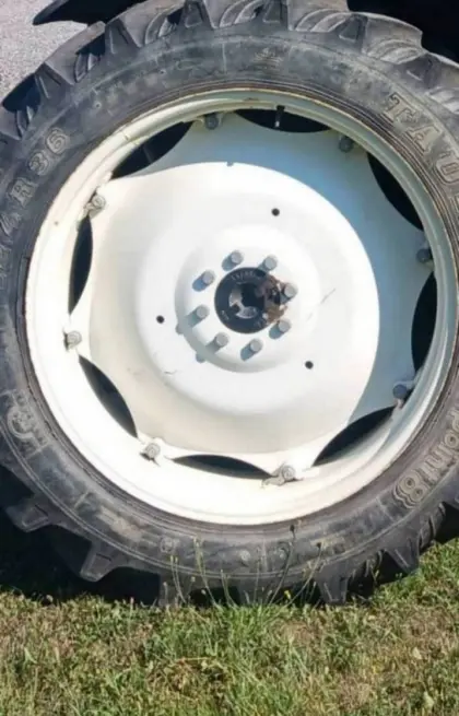 Komplettreifen 12.4R36 und 11.2R24 New Holland TN70DA