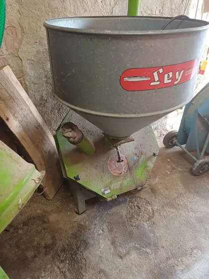 Getreidegebläse und Futtermischer mit Mühle