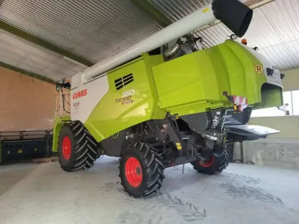 Claas Tucano 560 Montana + klappbares Cressoni Sojaflex 660
