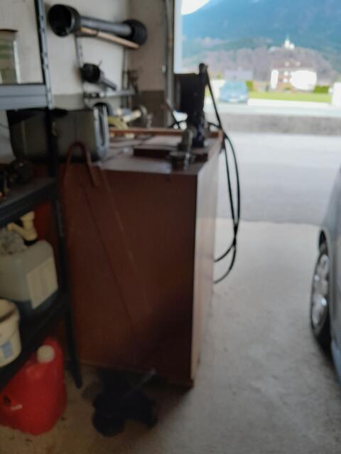 Dieseltank mit Pumpe