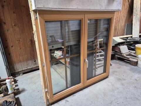 Schönes Holzfenster mit Rollladen