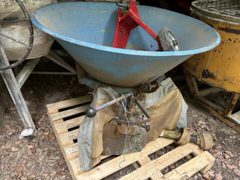 Düngerstreuer Vogel und Noot Tornado