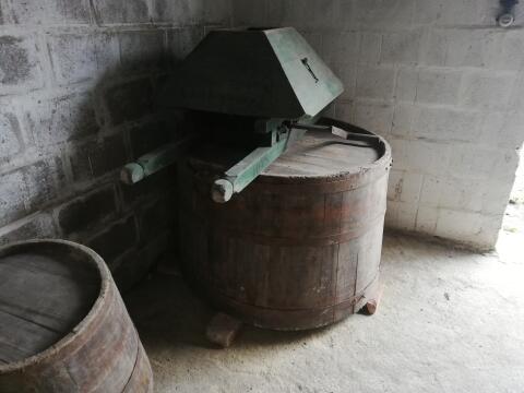 Rupp Weinpresse und Weinfässer