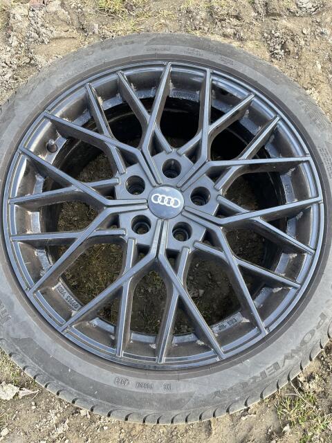 Schwarze Audi-Felgen mit Pirelli-Reifen
