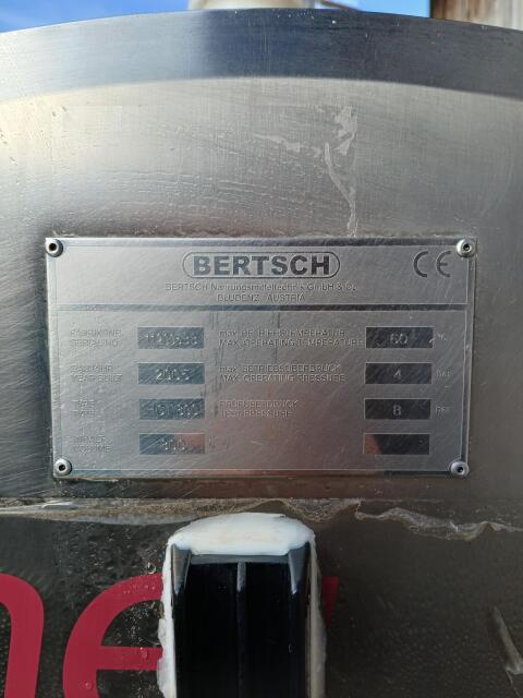 Milchtank mit Anhängerkupplung und Kühlung