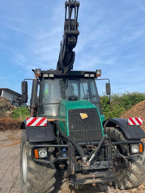 JCB Fastrac 3185 (mit Loglift 71 FT)