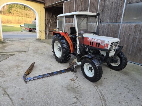 Steyr 8055, Erstbesitz, mit Balkenmähwerk und Frontlader