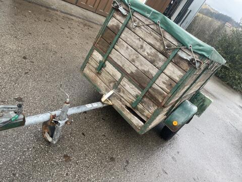 Autoanhänger auch als Mobilstall verwendbar