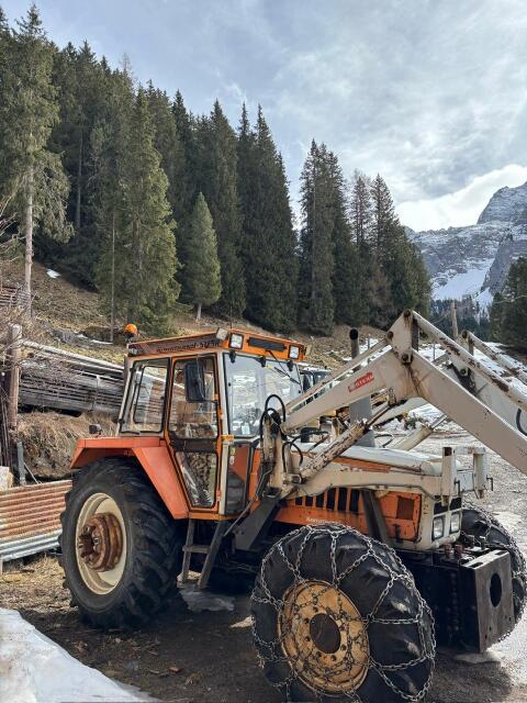 Steyr 8130 mit Frontlader und zwei Schaufeln