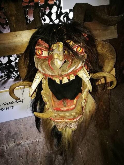 Suche alte Masken