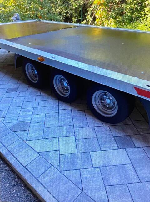 Anhänger 5,6 m lang, Nutzlast 2.700 kg