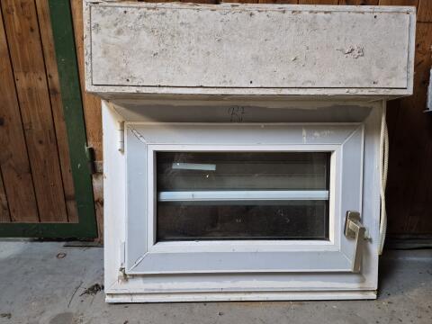 Verkaufe 2 neuwertige Plastikfenster mit Rollladen