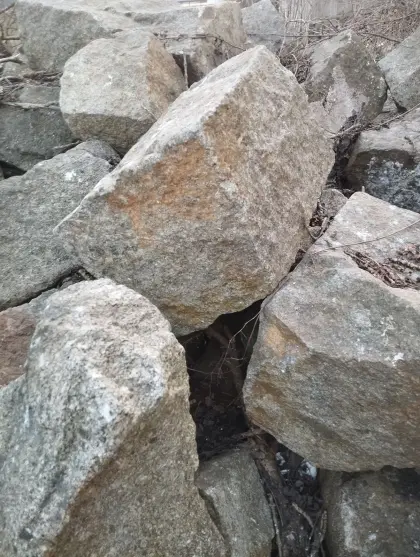 Granitsteine für Steinmauer