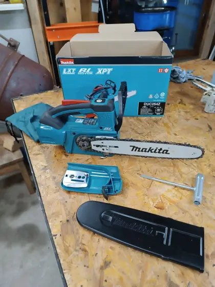 Makita DUC254 Akkukettensäge