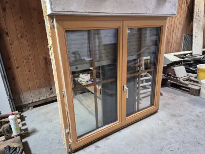 Schönes Holzfenster mit Rollladen