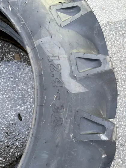 Traktorreifen 12.4-32 mit Felgen W10x32