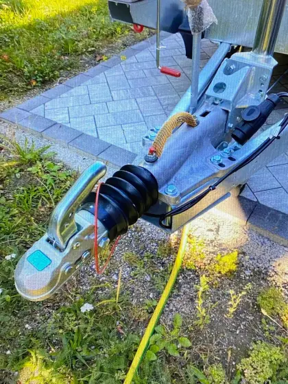 Anhänger 5,6 m lang, Nutzlast 2.700 kg