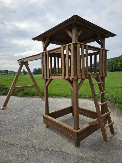 Spielturm mit Sandkasten und Schaukelgestell