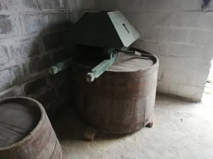 Rupp Weinpresse und Weinfässer