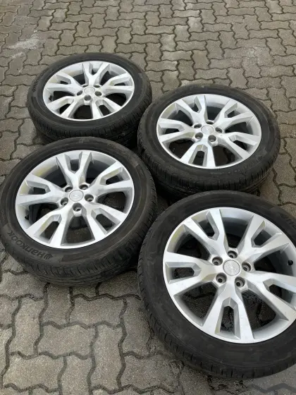 Sommerreifen auf fünf Loch Alufelgen