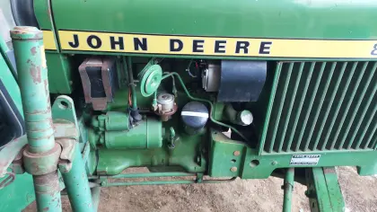 John Deere 830