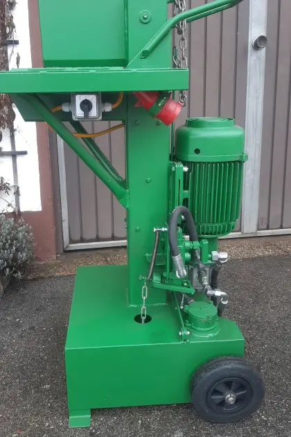 Holzspalter mit Fußbedienung