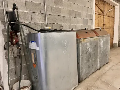 Hoftankstelle 3x 1.000 l mit Pumpe und Zählwerk