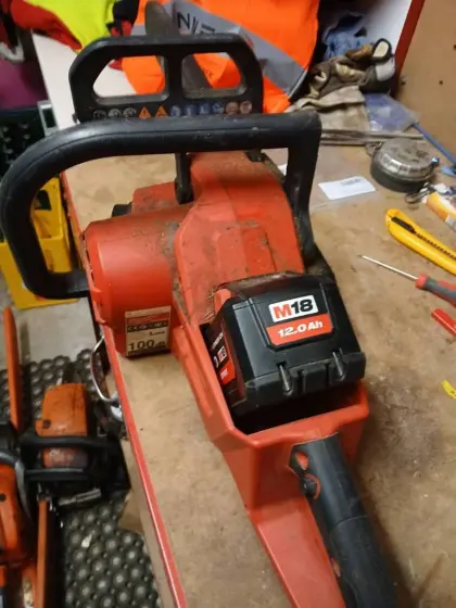 Milwaukee Akku-Motorsäge