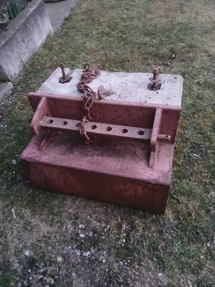 Heckgewicht mit fixer Ackerschiene, ca. 350/400 kg.