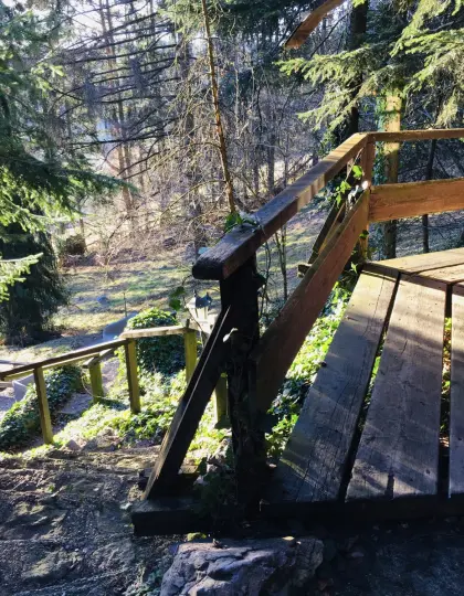 Holzhäuschen am Waldrand