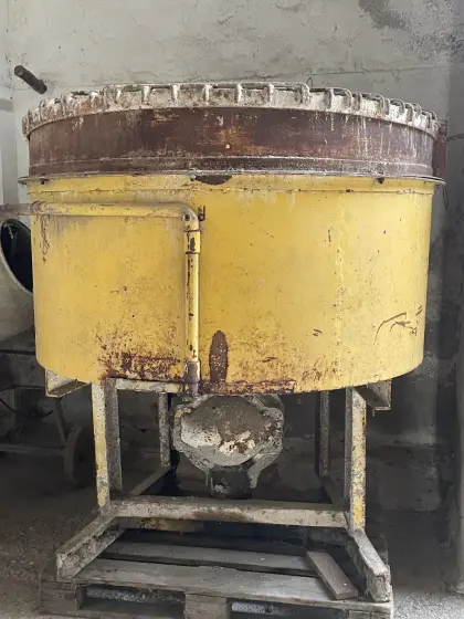 Zwangsmischer mit abnehmbarem Schutzgitter