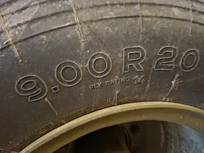 Reifen mit Felgen 9.00 R20