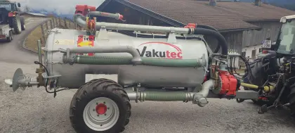 Güllefass mit Hochdruckwerfer