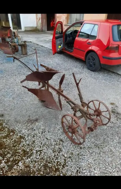 Verschiedene Pferdepflüge