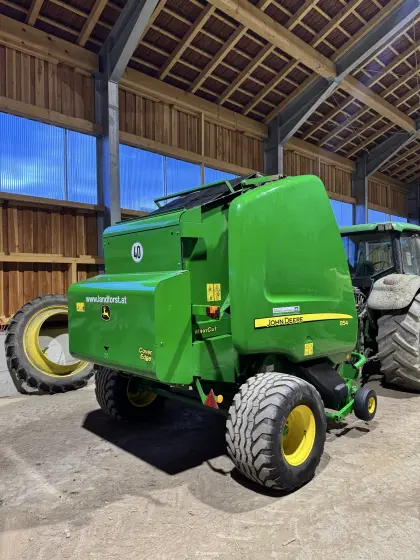 John Deere 854 mit nur 3.704 Ballen