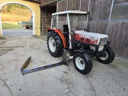 Steyr 8055, Erstbesitz, mit Balkenmähwerk und Frontlader