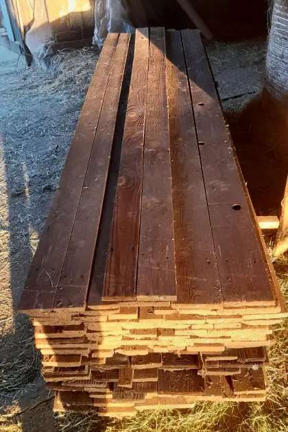 Sonnengebräuntes Altholz