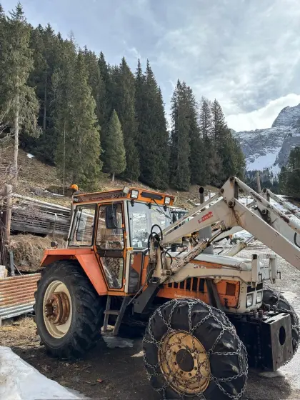 Steyr 8130 mit Frontlader und zwei Schaufeln