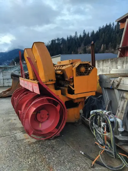 Schneefräse und Schaufel Schmid Radlader