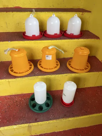 Futtertrog und Wassertrog