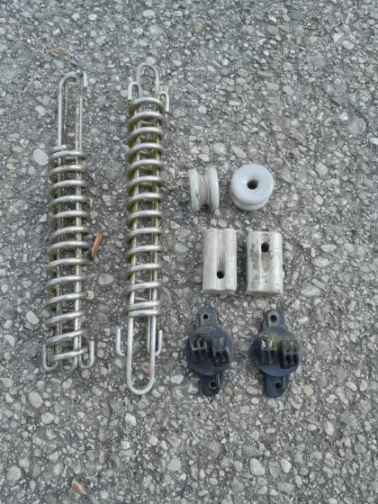 Isolatoren und Spannfedern