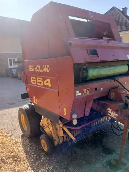 Rundballenpresse New Holland 654
