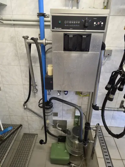 Rohrmelkanlage, Waschautomat, Vakuumpumpe