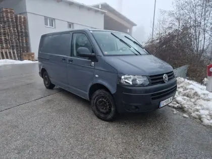 VW T5 mit Werkzeugregalen