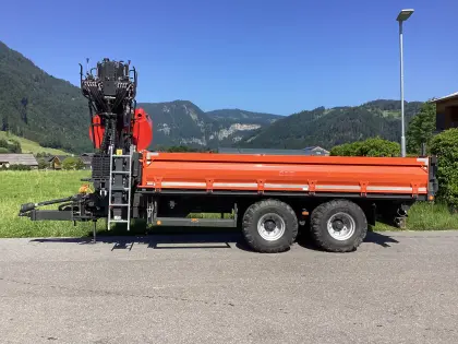 Lochmann Holztransport Anhänger mit Forstkran